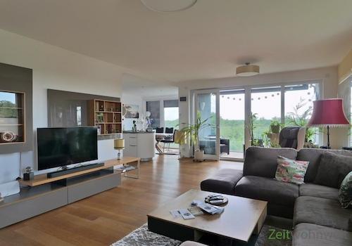 Blick zu TV und Küche