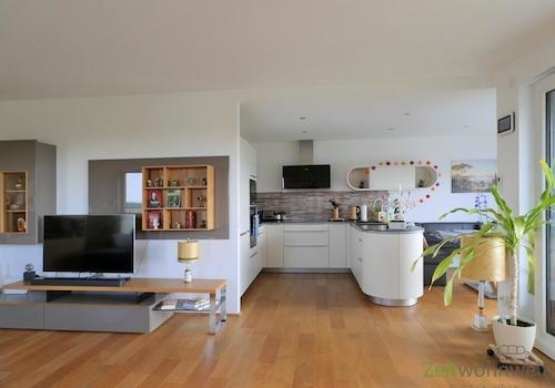 Blick zu Küche und TV