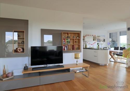 Blick zu Schrankwqand und TV