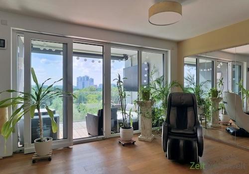 Sessel und Spiegelfront vor dem Balkon