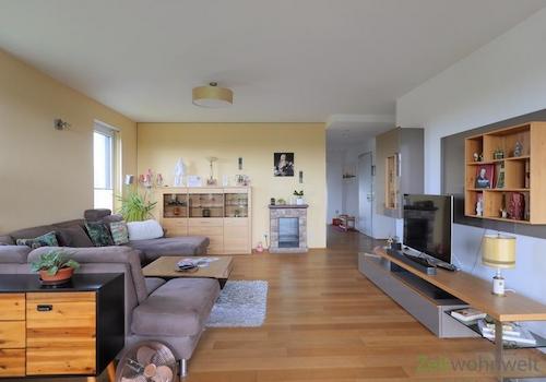 Blick vom Balkon ins Wohnzimmer