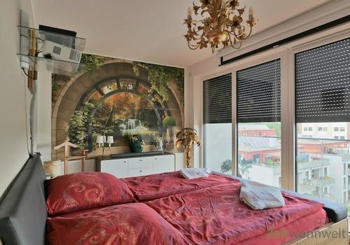 Beamer links, Leinwand rechts