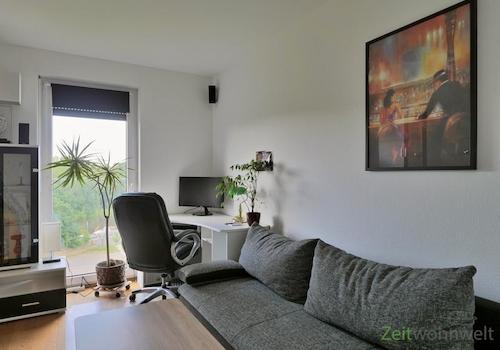 Schlafcouch und Schreibtisch