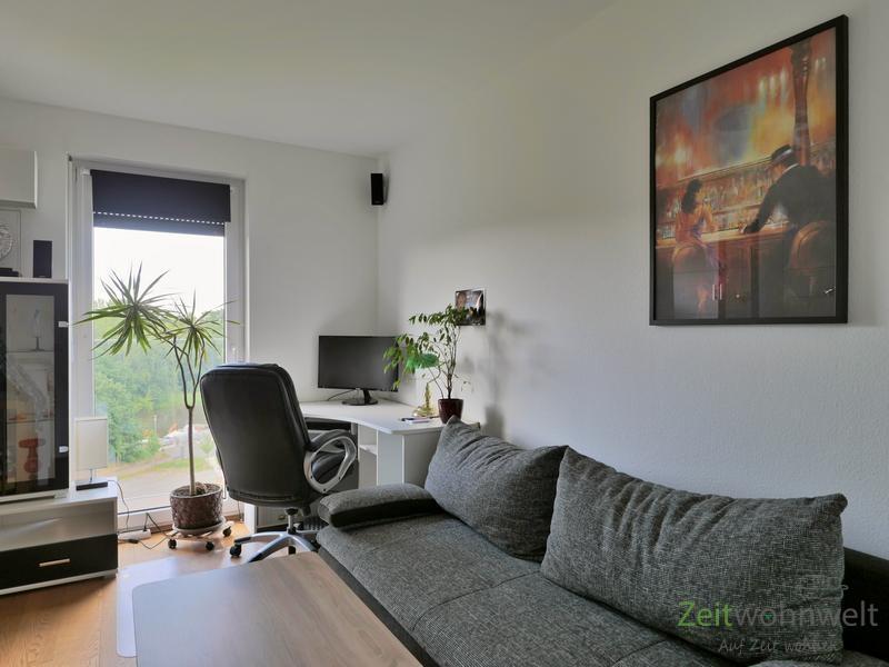 Schlafcouch und Schreibtisch