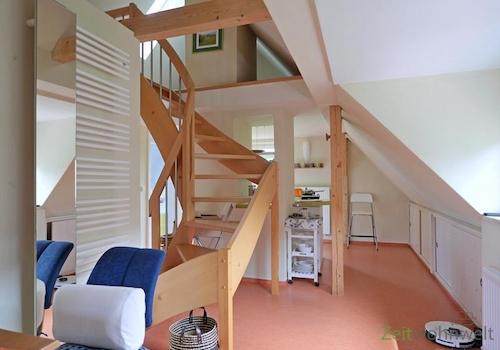 Blick zu Innentreppe, Küche, Putzroboter