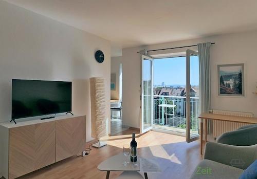 Blick zu TV und Küche