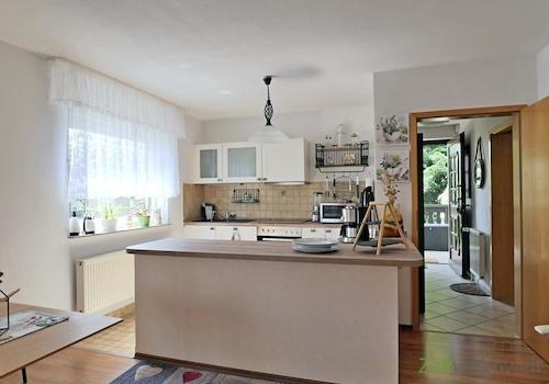 Blick zu Küche und Eingang