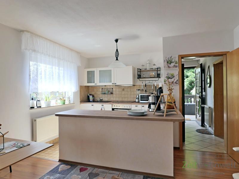 Blick zu Küche und Eingang