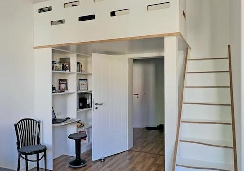 Schreinerkunst - Gäste-Hochbett im Wohnzimmer