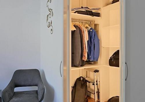 Blick in den begehbaren Kleiderschrank