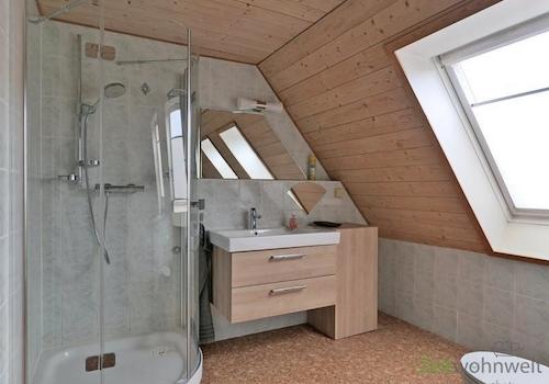 Dusche, Waschtisch und WC