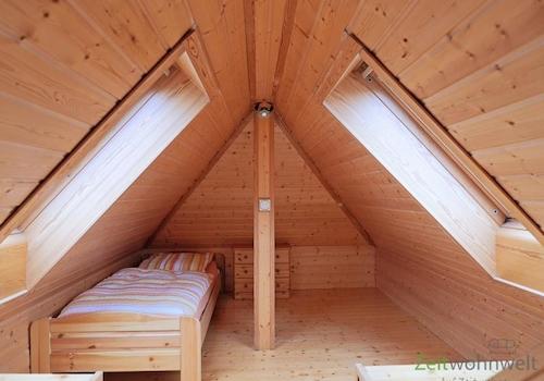 Bett im Spitzboden
