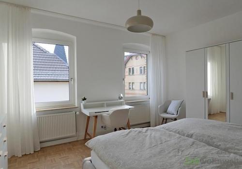 Schreibtisch und Kleiderschrank