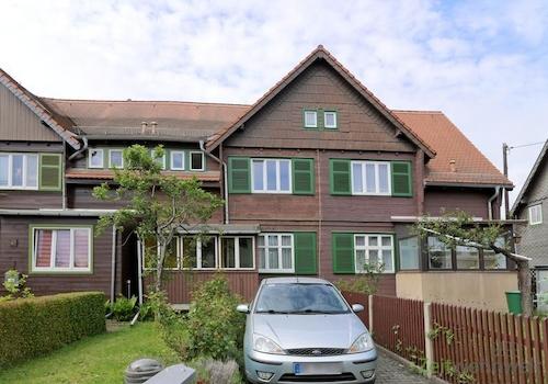 Vorgarten und PKW-Stellplatz