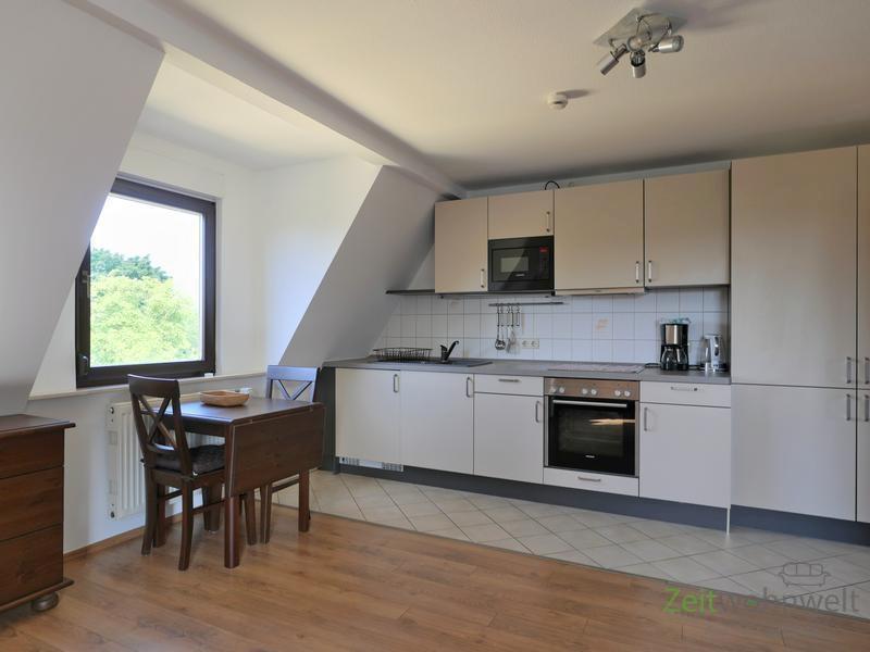 Einbauküche und kleiner Esstisch