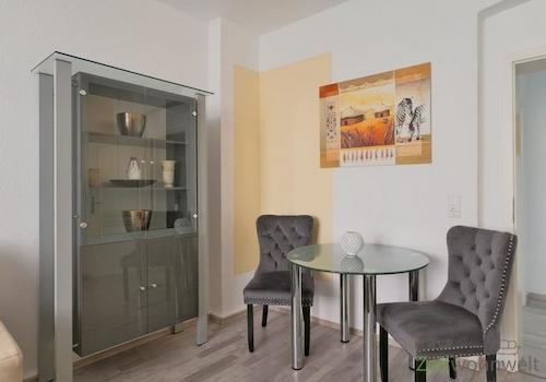 Vitrine und kleiner Esstisch