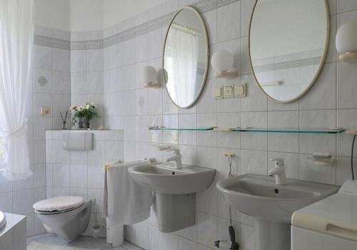 zwei Waschbecken und WC