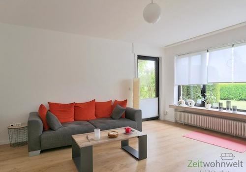 Sofa und Seitenausgang zur Terrasse