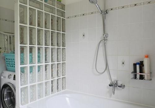 Badewanne und Waschmaschine