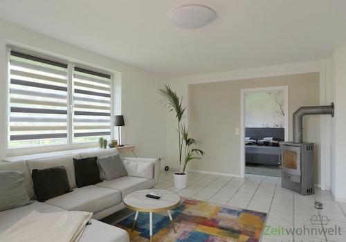 Blick zu Kamin und Schlafzimmer