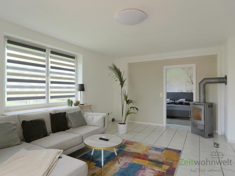 Blick zu Kamin und Schlafzimmer