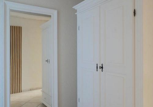 Garderobenschrank und Spiegel