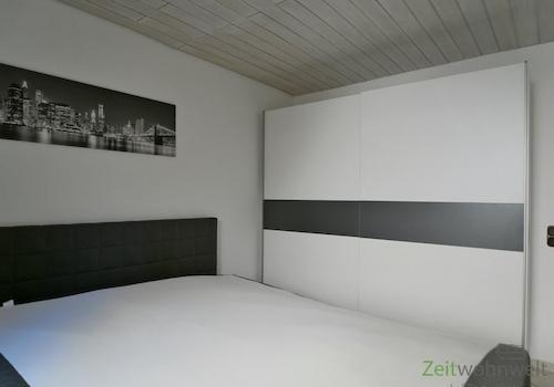 breites Bett und Kleiderschrank