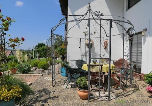 Terrassen-Sitzecke zum Garten