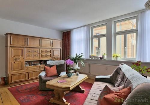 große Sitzecke vor der Fensterfront