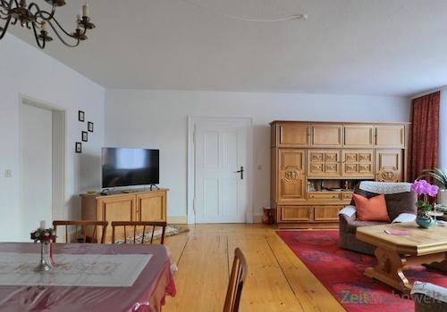 Blick zu TV und Schrankwand