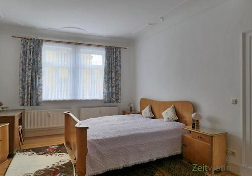 Doppelbett und Stuckdecke