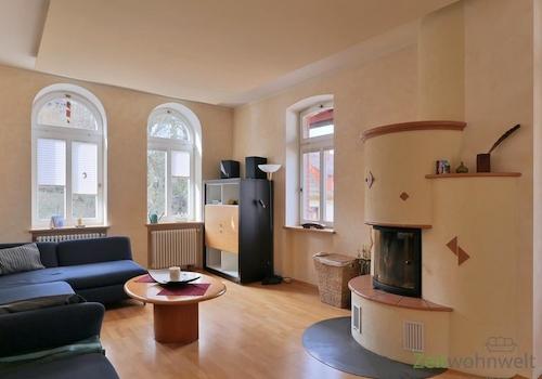 großes Wohnzimmer mit Kamin