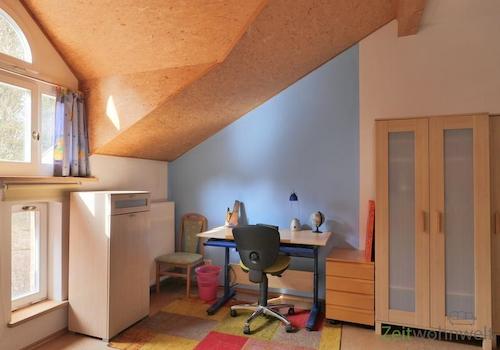 Kleiderschrank und Schreibtisch