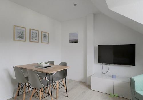 Esstisch und Wand-TV