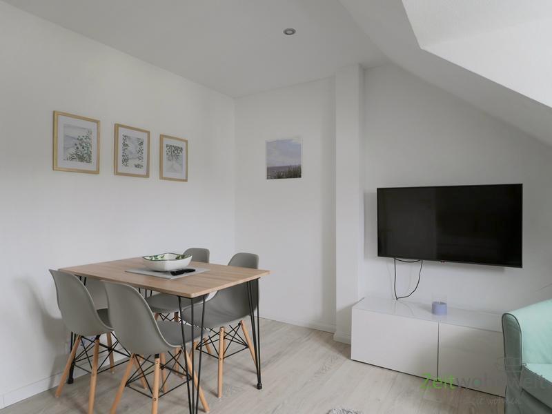 Esstisch und Wand-TV