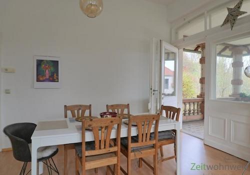 Esstisch vor dem Terrassenausgang