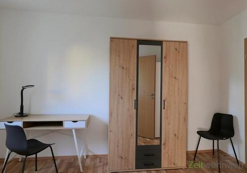 Schreibtisch und Kleiderschrank