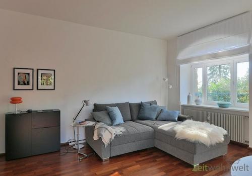 Schlafsofa und Kommode