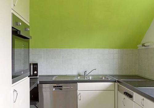 moderne Küche mit allen Geräten