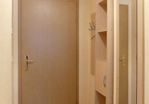 Wohnungsflur mit Garderobe