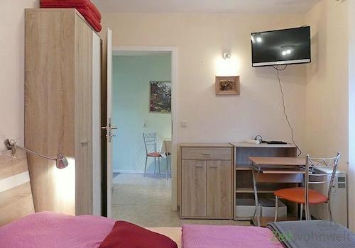 Schreibtisch, TV und Kleiderschrank