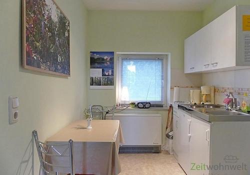 kleine Küche mit Esstisch