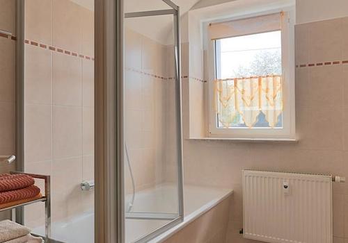 Wanne mit Duschabtrennung