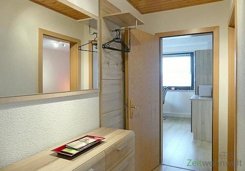 Wohnungsflur mit Garderobe