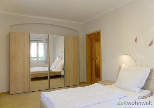 Spiegelschrank im Schlafzimmer