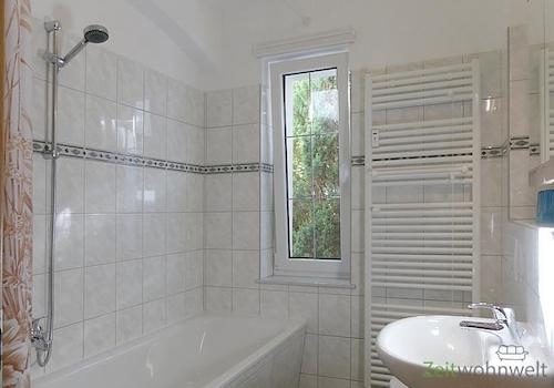 helles Bad mit Wanne