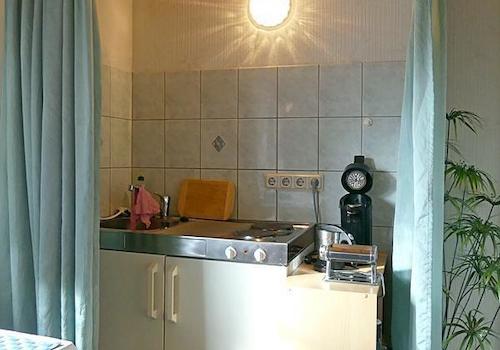 Miniküche hinter dem Vorhang