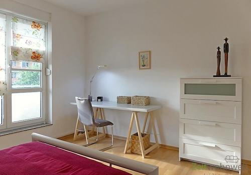 Schreibtisch und Kommode