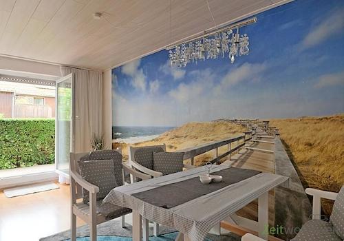 Esstisch in der Düne am Strand