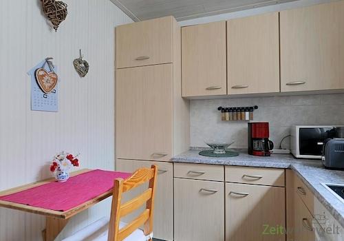 kleiner Esstisch in der Küche